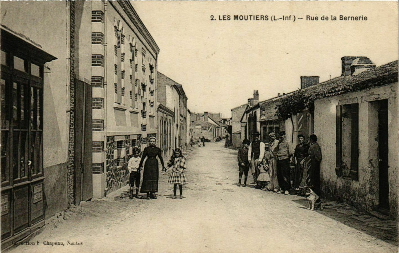 Carte postale ancienne Les Moutiers Rue de la Bernerie