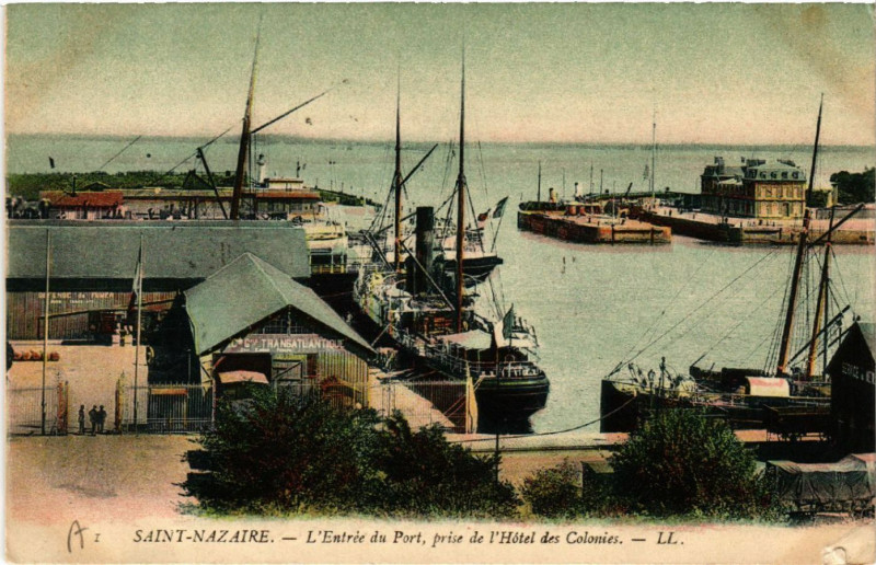 Carte postale ancienne Saint-Nazaire - L'Entree du Port, prise de l'Hotel des Colonies à Saint-Nazaire