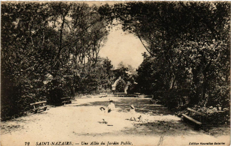 Carte postale ancienne Saint-Nazaire - Une Allee du Jardin Public à Saint-Nazaire