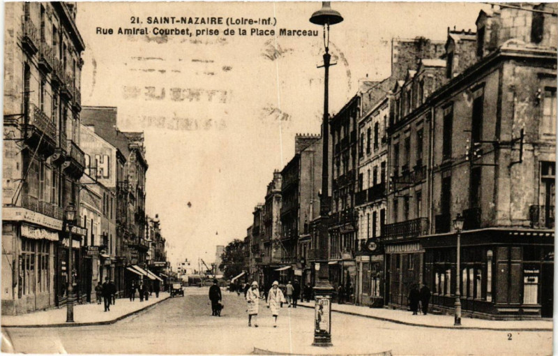 Carte postale ancienne Saint-Nazaire(Loire-inf.) - Rue Amiral-Courbet, prise de la Place à Saint-Nazaire