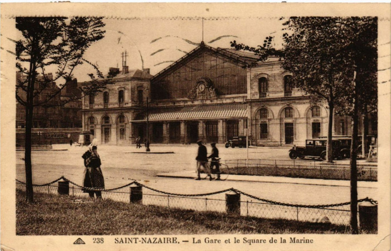 Carte postale ancienne Saint-Nazaire - La Gare et le Square de la Marine à Saint-Nazaire