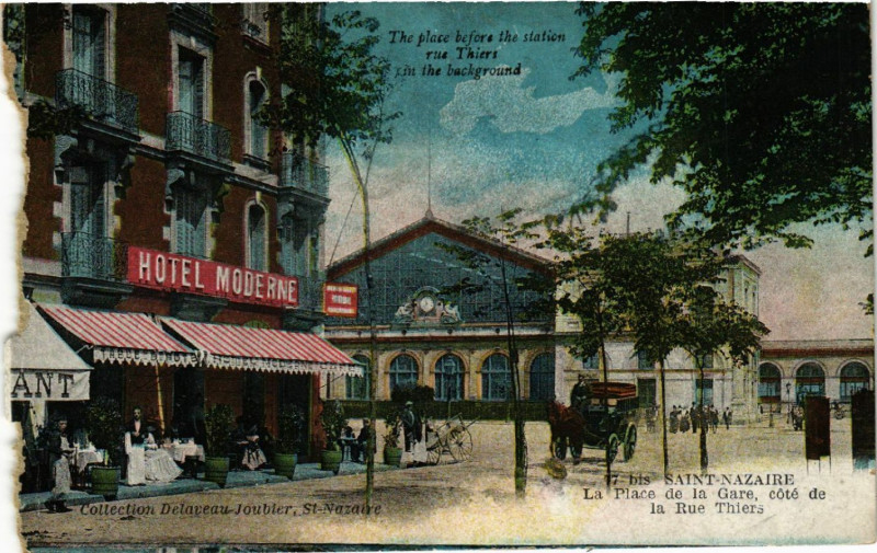 Carte postale ancienne Saint-Nazaire - La Place de la Gare, cote de la Rue Thiers à Saint-Nazaire