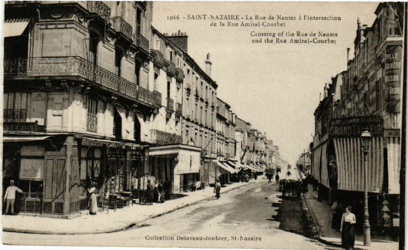 Carte postale ancienne Saint-Nazaire - La Rue de Nantes a l'intersection de la Rue Amiral à Saint-Nazaire