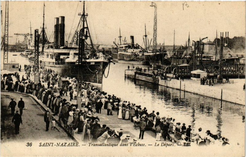 Carte postale ancienne Saint-Nazaire - Tranatlantique dans l'ecluse - Le Depart à Saint-Nazaire