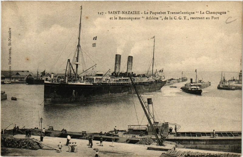 Carte postale ancienne Saint-Nazaire - Le Paquebot Transatlantique La Champagne et le à Saint-Nazaire