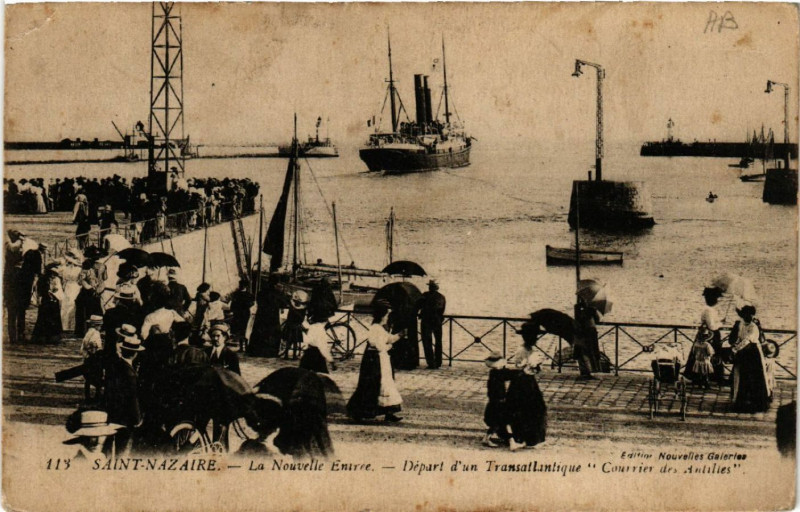 Carte postale ancienne Saint-Nazaire - La Nouvelle Entree - Depart d'un Transatlantique à Saint-Nazaire