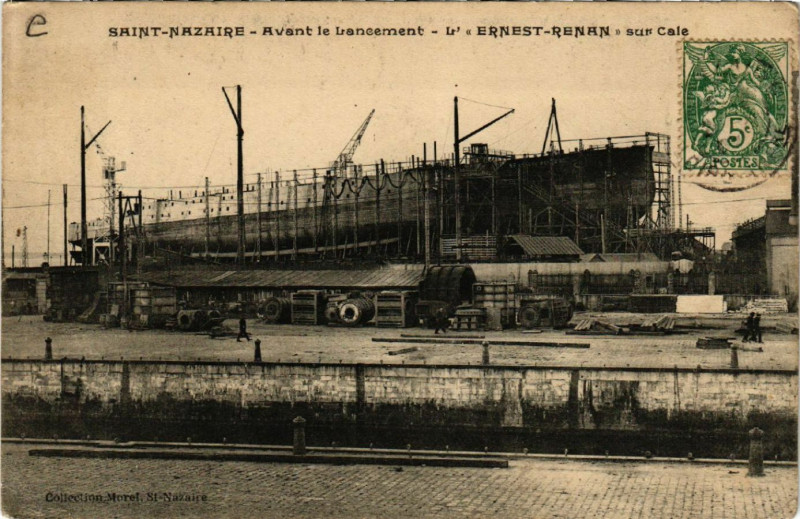 Carte postale ancienne Saint-Nazaire - Avant le Lancement - L' Ernest-Renan sur Cale à Saint-Nazaire