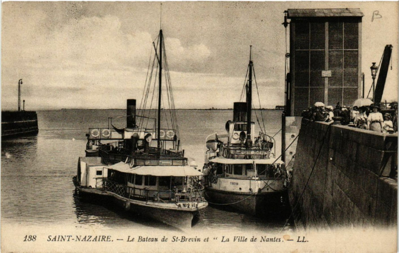 Carte postale ancienne Saint-Nazaire - Le Bateau de Saint-Brevin et La Vile de Nantes à Saint-Nazaire