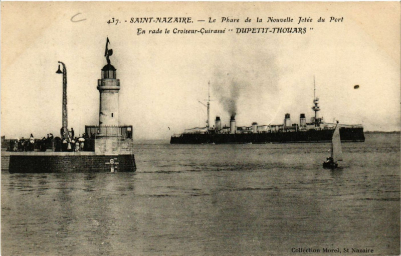 Carte postale ancienne Saint-Nazaire - Le Phare de la Nouvelle Jetee du Port -En rade le à Saint-Nazaire