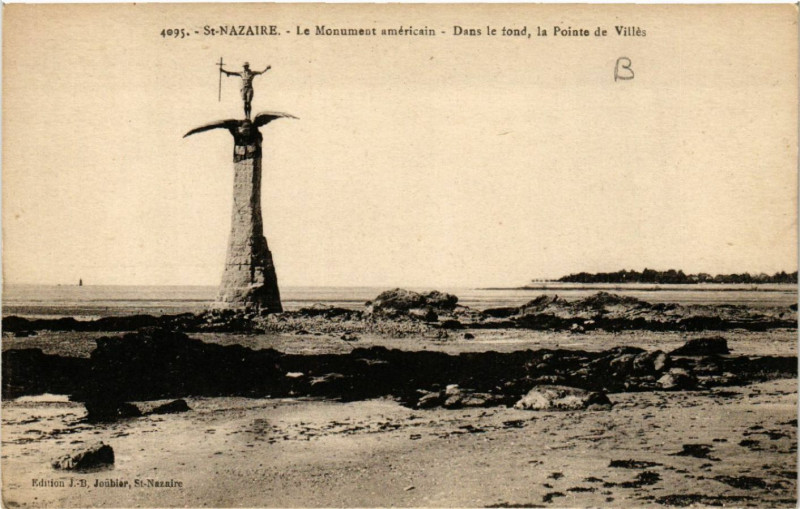 Carte postale ancienne Saint-Nazaire-Le Monument americainDans le fond, la Pointe de Villes à Saint-Nazaire