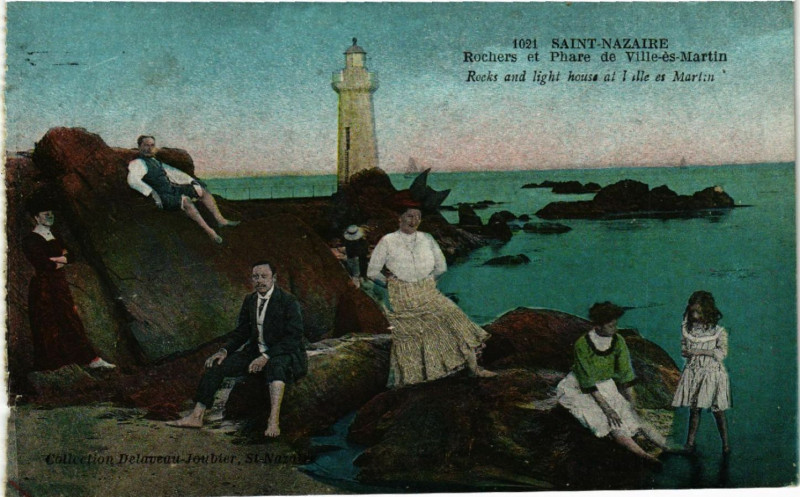 Carte postale ancienne Saint-Nazaire - Rochers et Phare de Ville-es-Martin -Rocks and ... à Saint-Nazaire