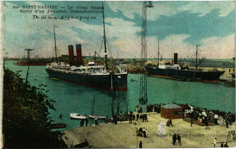 Carte postale ancienne Saint-Nazaire - Le Vieux Bassin-Sortie d'un Paquebot Transatlanique à Saint-Nazaire