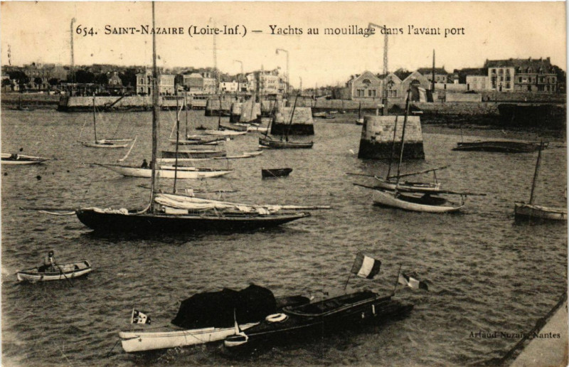 Carte postale ancienne Saint-Nazaire (Loire-Inf.) -Yachts au mouillage dans l'avant port à Saint-Nazaire
