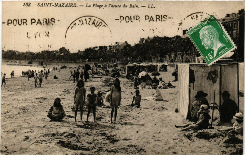 Carte postale ancienne Saint-Nazaire - La Plage a l'heure du Bain à Saint-Nazaire