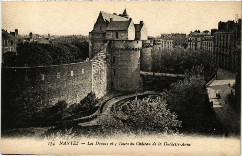 Carte postale ancienne Nantes - Les Douves et 3 Tours du Chateau de la Duchesse-Anne à Nantes