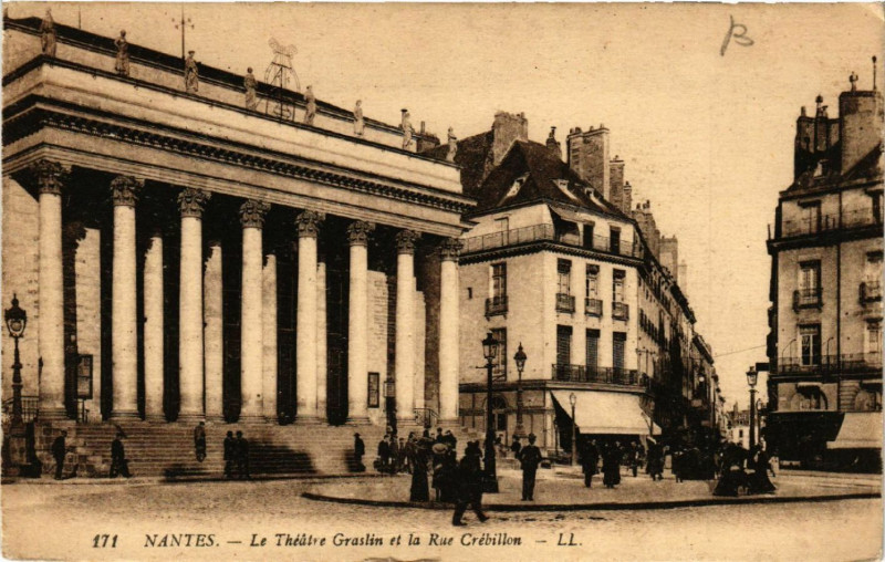 Carte postale ancienne Nantes - Le Theatre Graslin et la Rue Crebillon à Nantes