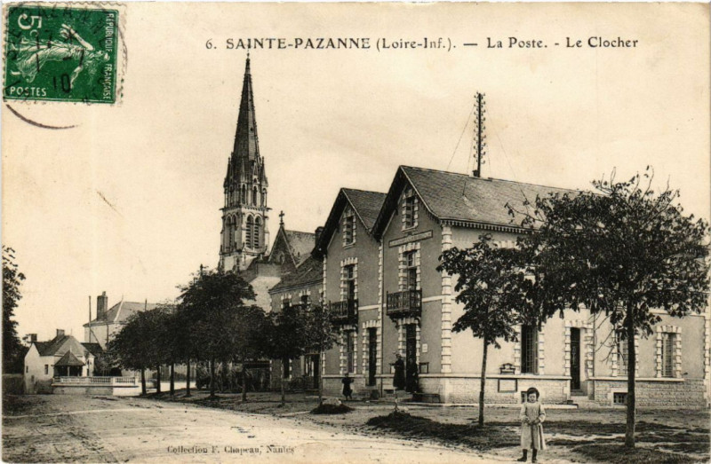 Carte postale ancienne Sainte Pazanne (Loire-Inf.) - La Poste - Le Clocher à Sainte-Pazanne