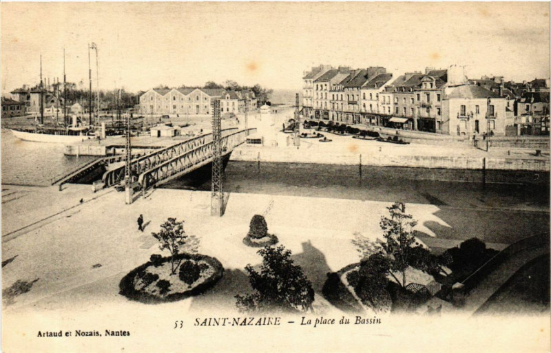 Carte postale ancienne Saint-Nazaire - La Place du Bassin à Saint-Nazaire