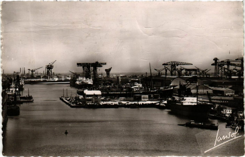 Carte postale ancienne Saint-Nazaire (Loire-Inferieure)-Vue generale du Bassin, prise du à Saint-Nazaire