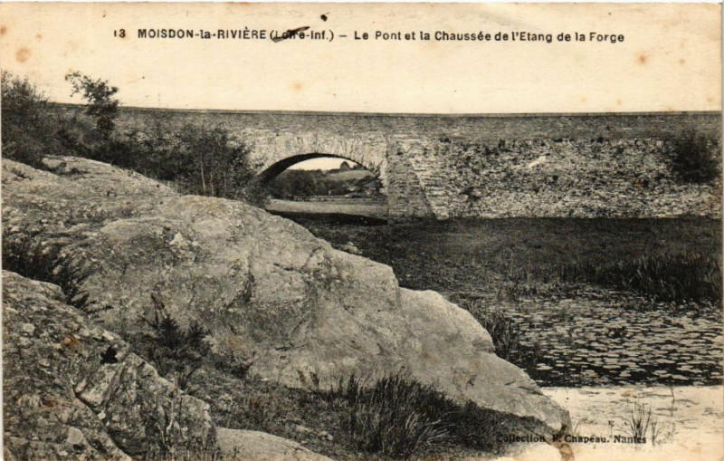 Carte postale ancienne Moisdon-la-Riviere (Loire-inf.) - Le Pont et la Chaussee de l'Etang à Moisdon-la-Rivière