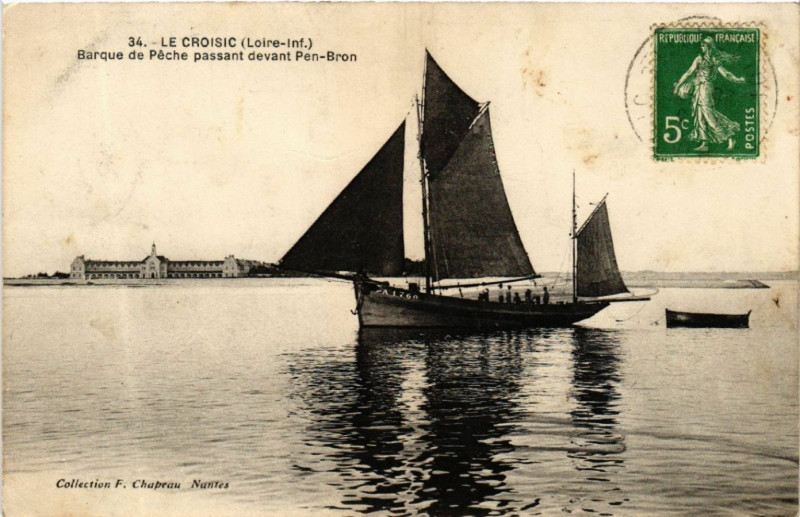 Carte postale ancienne Le Croisic (Loire-Inf.) - Barque de Peche passant devant Pen-Bron au Croisic