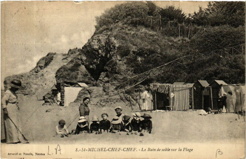 Carte postale ancienne Saint-Michel-Chef-Chef - La Bain de la sable sur la Plage à Saint-Michel-Chef-Chef
