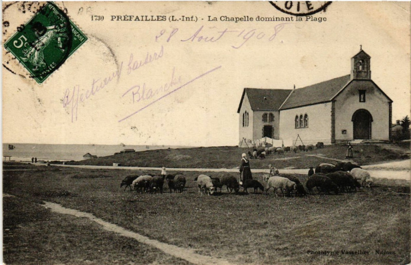 Carte postale ancienne Prefailles (L.-Inf.) - La Chapelle dominant la Plage à Préfailles