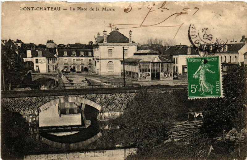 Carte postale ancienne Pont-Chateau - La Place de la Mairie