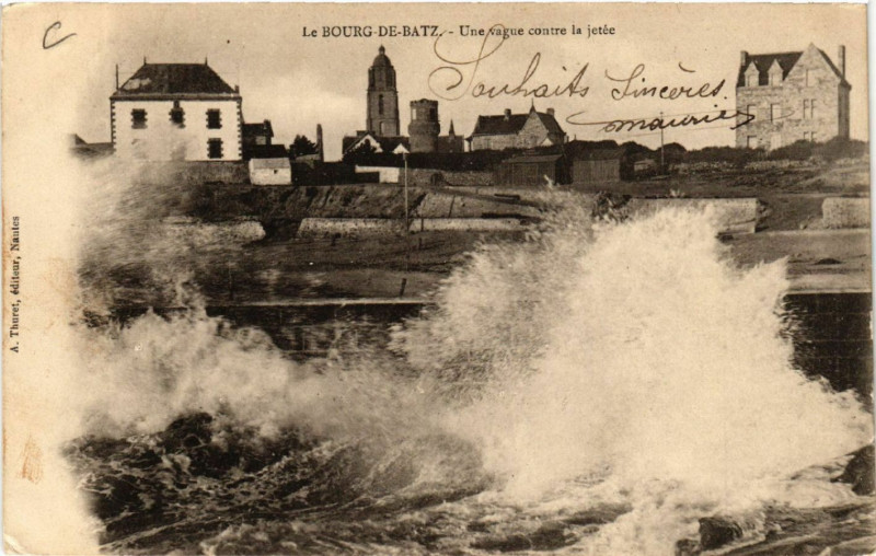 Carte postale ancienne Le Bourg-de-Batz - Une vague contre la jetee