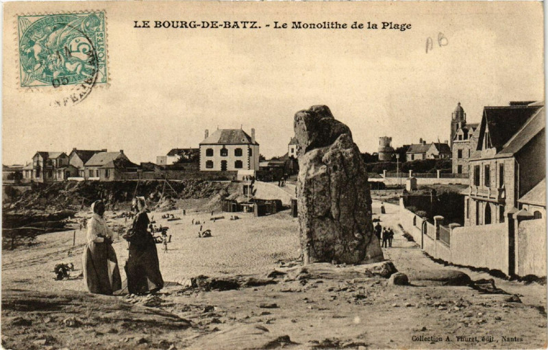 Carte postale ancienne Le Bourg-de-Batz - Le Monolithe de la Plage
