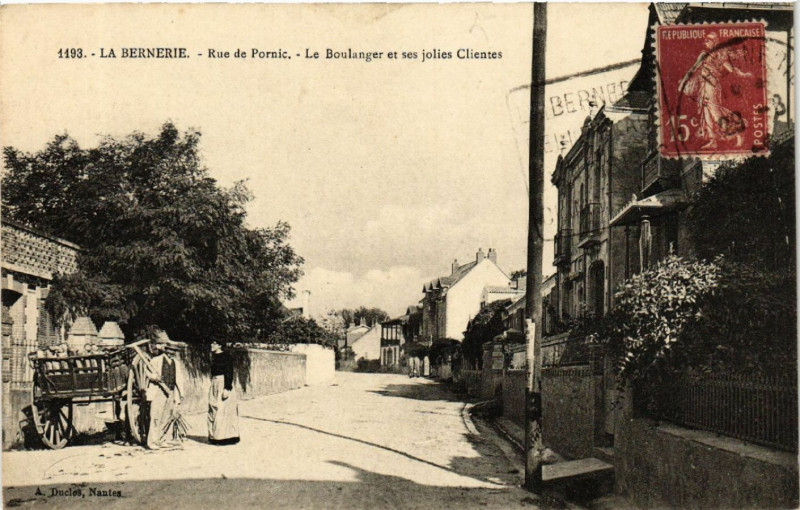 Carte postale ancienne La Bernerie - Rue de Pornic - Le Boulanger et ses jolies Clientes à Pornic