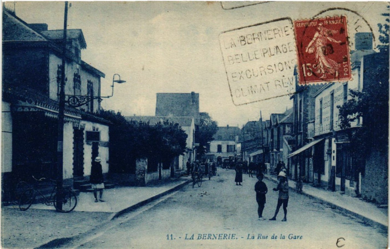 Carte postale ancienne La Bernerie - La Rue de la Gare