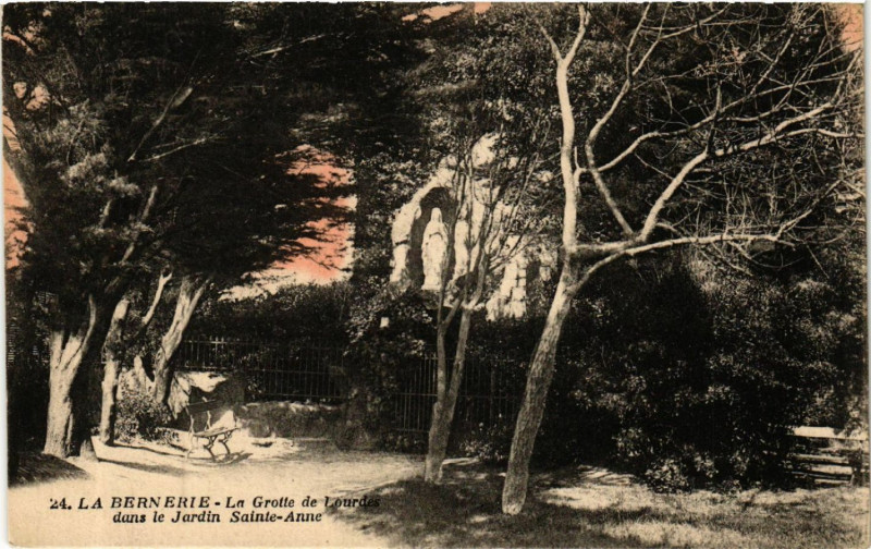 Carte postale ancienne La Bernerie - La Grotte de Lourdes dans le Jardin Sainte-Anne