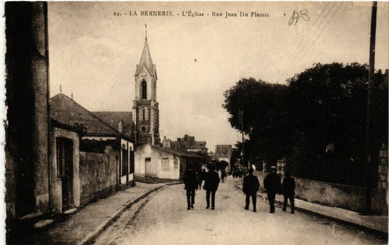 Carte postale ancienne La Bernerie - L'eglise - Rue Jean Du Plessis