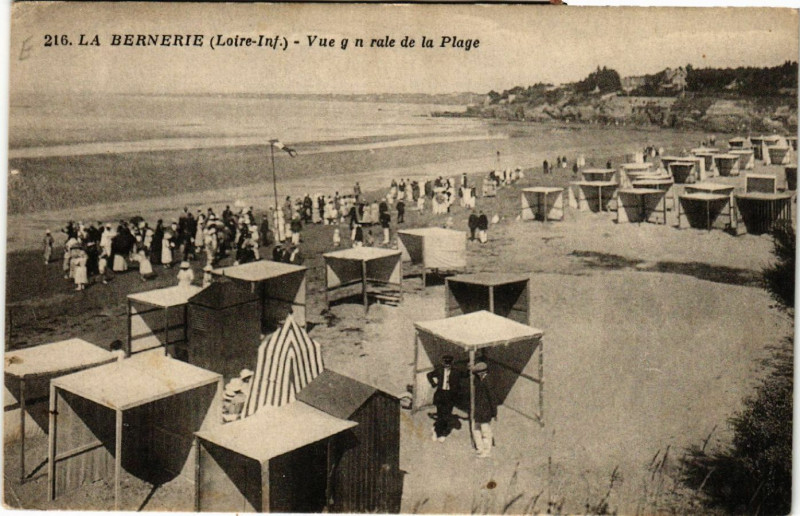 Carte postale ancienne La Bernerie (Loire-inf.) -Vue generale de la Plage à Vue