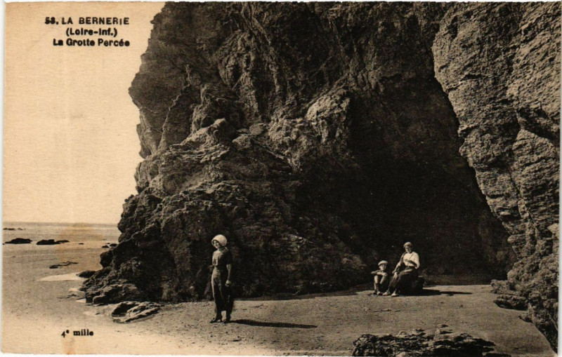 Carte postale ancienne La Bernerie (Loire-inf.) - La Grotte Percee