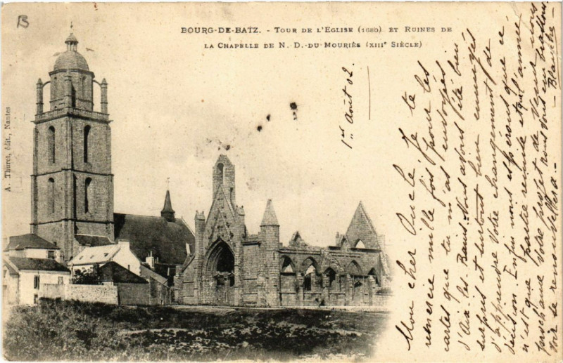 Carte postale ancienne Bourg-de-Batz - Tour de l'Eglise (1680) et Ruines de la Chapelle