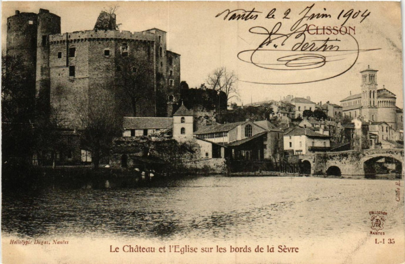 Carte postale ancienne Clisson - Le Chateau et l'Eglise sur les bords de la Sevre à Clisson