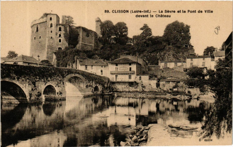 Carte postale ancienne Clisson (Loire-Inf.)-Le Sevre et le Pont de Ville devant le Chateau à Clisson
