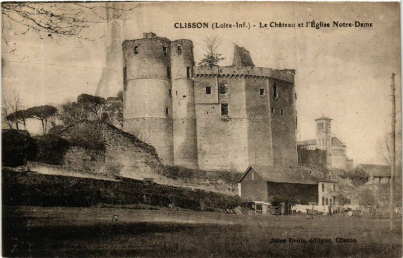 Carte postale ancienne Clisson (Loire-Inf.)- Le Chateau et l'eglise Notre-Dame à Clisson