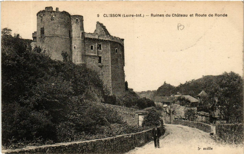 Carte postale ancienne Clisson (Loire-Inf.) - Ruines du Chateau et Route de Ronde à Clisson