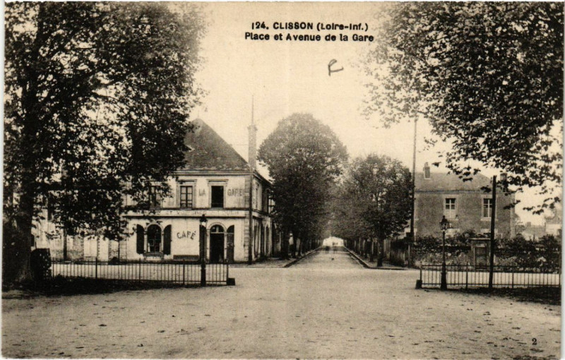 Carte postale ancienne Clisson (Loire-Inf.) - Place et Avenue de la Gare à Clisson