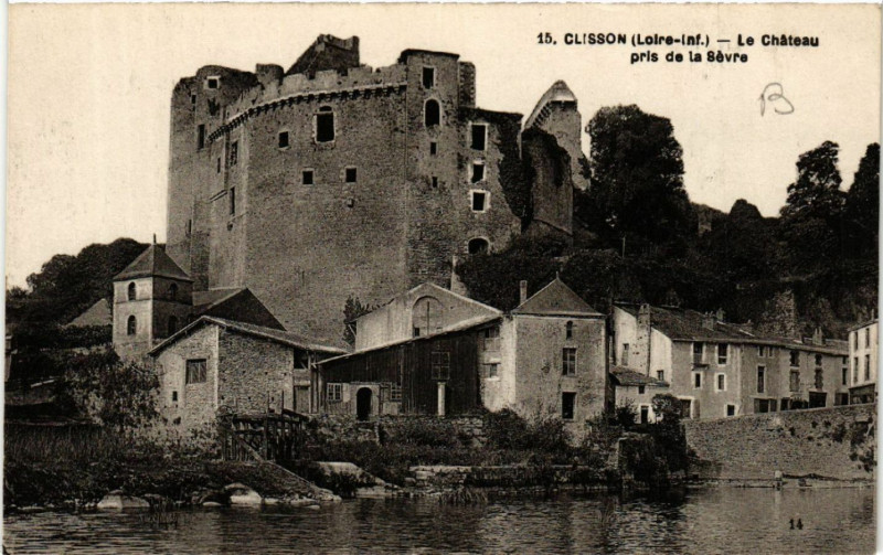 Carte postale ancienne Clisson (Loire-inf.) - Le Chateau pris de la Sevre à Clisson