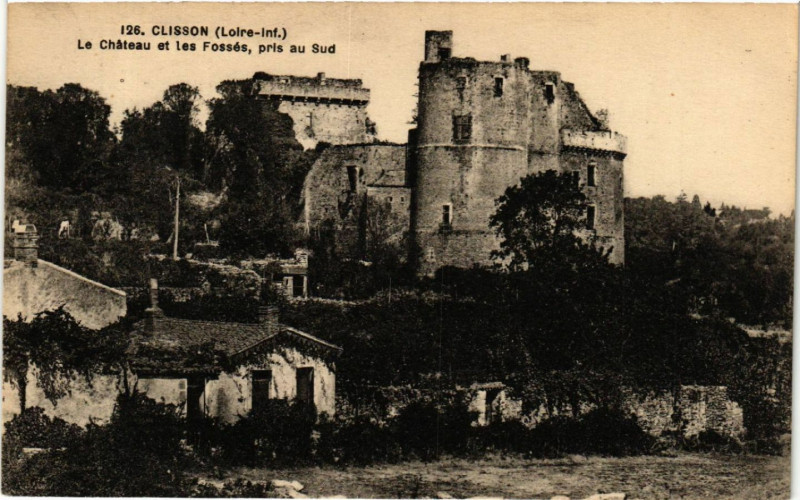 Carte postale ancienne Clisson (Loire-Inf.) - Le Chateau et les Fosses, pris au Sud à Clisson