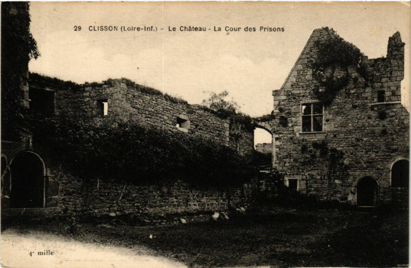 Carte postale ancienne Clisson (Loire-Inf.) - Le Chateau - La Cour des Prisons à Clisson