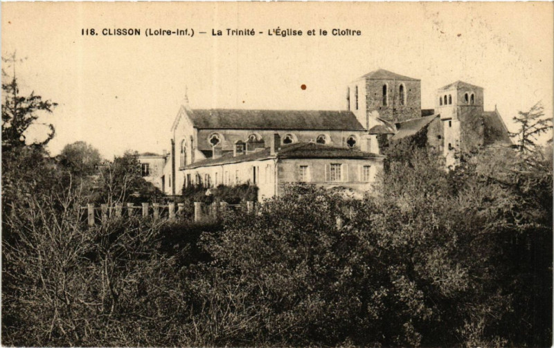Carte postale ancienne Clisson (Loire-inf.) - La Trinite - L'eglise et le Cloitre à Clisson