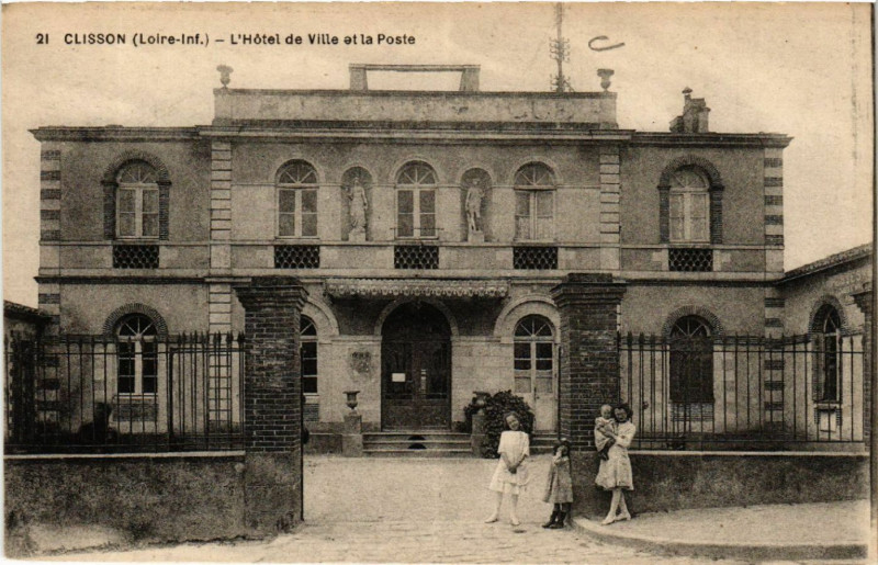 Carte postale ancienne Clisson (Loire-Inf.) - L'Hotel de Ville et la Poste à Clisson