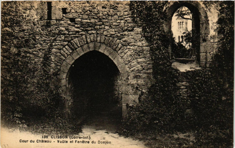 Carte postale ancienne Clisson (Loire-Inf.) - Cour du Chateau - Voute et Fenetre du Donjon à Clisson