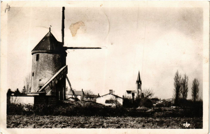 Carte postale ancienne Arton-en-Retz - Le Moulin et l'Eglise