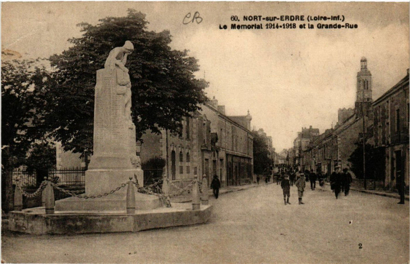 Carte postale ancienne Nort-sur-Erdre (Loire-inf.) -Le Memorial 1914-1918 et la Grande-Rus à Nort-sur-Erdre